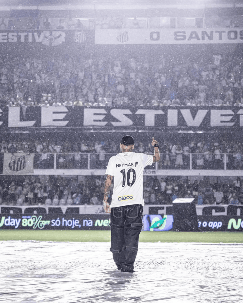 Ante la mirada de miles de espectadores, Neymar dejó sus primeras apariciones con la camiseta del Santos desde su retorno al club. Ante la mirada de miles de espectadores, Neymar dejó sus primeras apariciones con la camiseta del Santos desde su retorno al club.