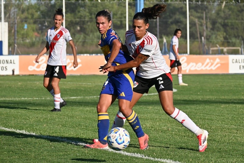 Andrea Ojeda (Boca), siendo presionada por Giuliana González ante la atenta mirada de Nikol Laurnaga (River). Andrea Ojeda (Boca), siendo presionada por Giuliana González ante la atenta mirada de Nikol Laurnaga (River).