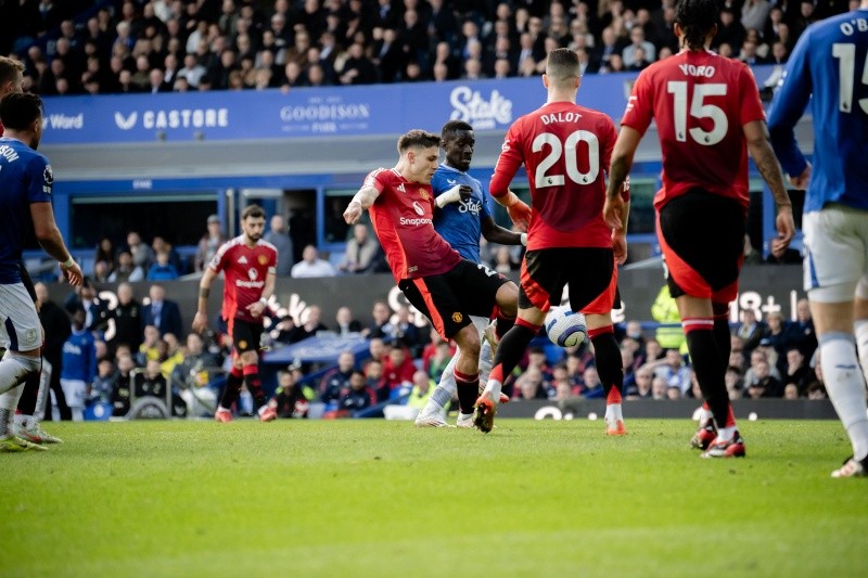 El Manchester United de Alejandro Garnacho remontó y empató 2-2 por Premier League en su visita al Everton. El Manchester United de Alejandro Garnacho remontó y empató 2-2 por Premier League en su visita al Everton.