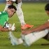 Dibu Martínez se peleó con un rival portugués y lo desparramó por el piso