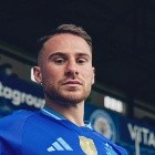 Ni Boca ni Argentinos: Mac Allister posó con la camiseta de otro club argentino