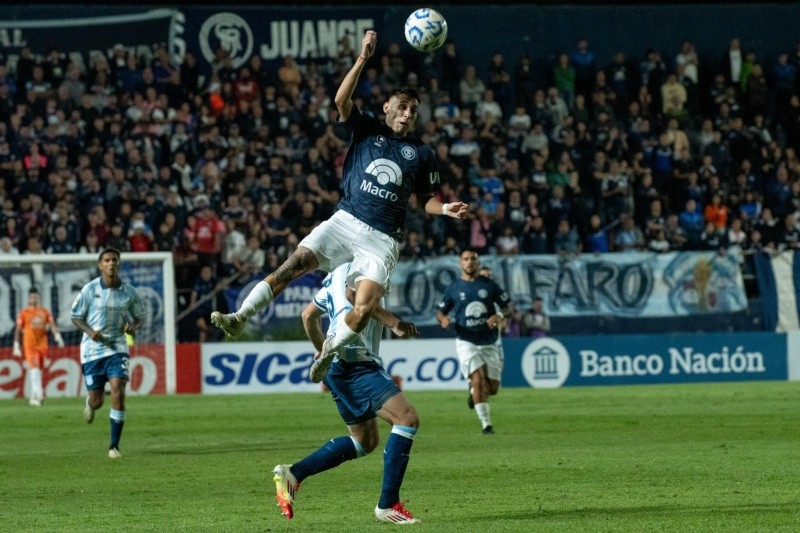 Un grosero error de Cambeses le costó caro a Racing ante Independiente Rivadavia Un grosero error de Cambeses le costó caro a Racing ante Independiente Rivadavia