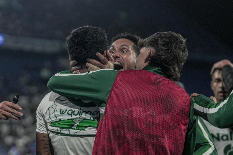 Sarmiento sorprendió a Vélez y se llevó un triunfazo de Liniers Sarmiento sorprendió a Vélez y se llevó un triunfazo de Liniers