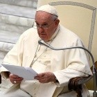 Un grande de Francia homenajeó al Papa Francisco con una bandera de Argentina en la tribuna