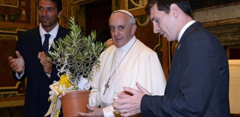 Un grande de Francia homenajeó al Papa Francisco con una bandera de Argentina en la tribuna Un grande de Francia homenajeó al Papa Francisco con una bandera de Argentina en la tribuna