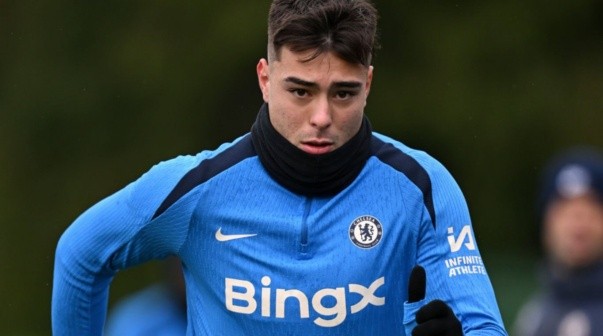 Desde Inglaterra afirman que Aaron Anselmino se iría del Chelsea a un inesperado equipo