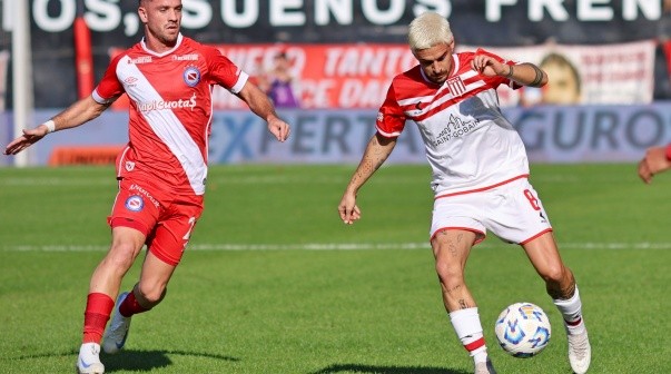 Estudiantes fue goleado por Argentinos, pero clasificó a octavos de final
