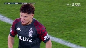 El volante remató y la pelota pasó muy cerca