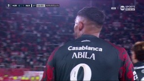 El delantero la metió de cabeza, pero fue invalidado por fuera de juego