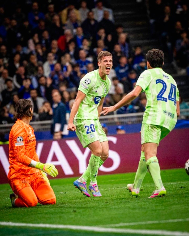 Dani Olmo definió notablemente de cabeza, y empató tanto el partido (3-3) como la serie (5-5). Dani Olmo definió notablemente de cabeza, y empató tanto el partido (3-3) como la serie (5-5).