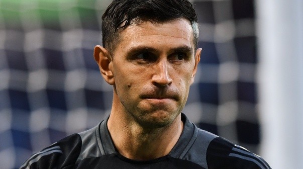 El DT del Aston Villa, tajante sobre el futuro del Dibu Martínez: 