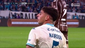 Tras un córner, Nardoni le ganó a su marcador y sacó un cabezazo que se fue cerca.