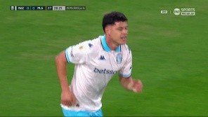 El colombiano anticipó un centro de Vietto, pero no le acertó al arco.