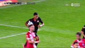 A la salida de un tiro libre, el defensor ganó de cabeza y estampó el 2-1. 