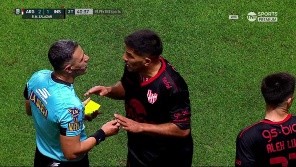 Ante una fuerte infracción, el defensor vio la segunda tarjeta amarilla y dejó a su equipo con uno menos. 