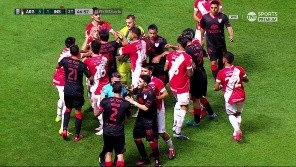 En una de las últimas jugadas del partido, hubo tumulto generalizado entre jugadores de ambos equipos.