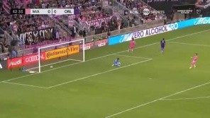 Ante una gran salida de Gallese, el colombiano controló y definió para abrir el marcador del clásico. 