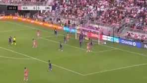 El capitán de la Selección Argentina probó en el arranque del clásico y la pelota pasó muy cerca. 