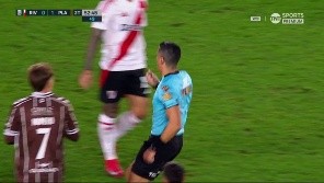 En la última jugada del partido hay penal para River vs. Platense.