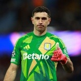 En medio de los rumores, Dibu Martínez viajó y revelan su posible nuevo club
