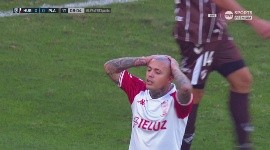 Tras una pelota la parada, le quedó la pelota a Urzi, que sacó un remate que se fue cerca.