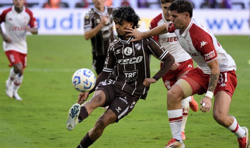 Ronaldo Martínez, totalmente emocionado tras el título de Platense ante Huracán Ronaldo Martínez, totalmente emocionado tras el título de Platense ante Huracán
