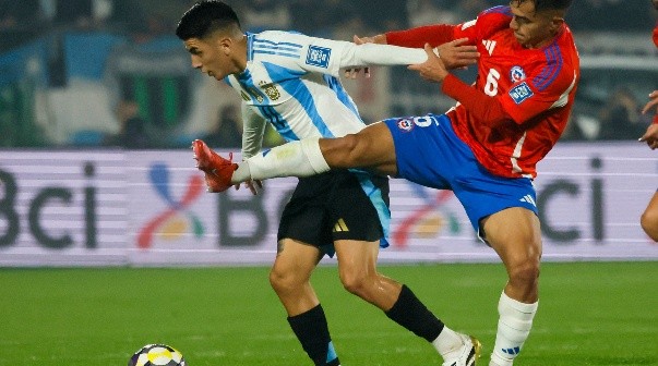 Futbol, Chile vs Argentina.Eliminatorias al mundial de la Fifa 2026.El jugador de la seleccion argentina Thiago Almada, izquierda, disputa el balon con Vicente Pizarro de Chile durante un partido clasificatorio al mundial de 2026 realizado en el estadio Nacional de Santiago, Chile.05/06/2025Andres Pina/PhotosportFootball, Chile vs Argentina.2026 FIfa World Cup qualifiers.Argentina’s player Thiago Almada, left, vies for the ball against Vicente Pizarro of Chile during a 2026 Fifa World Cup qualifier match at the National stadium in Santiago, Chile.05/06/2025Andres Pina/Photosport