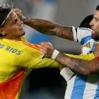 El picante cruce de Richard Ríos con Otamendi: 