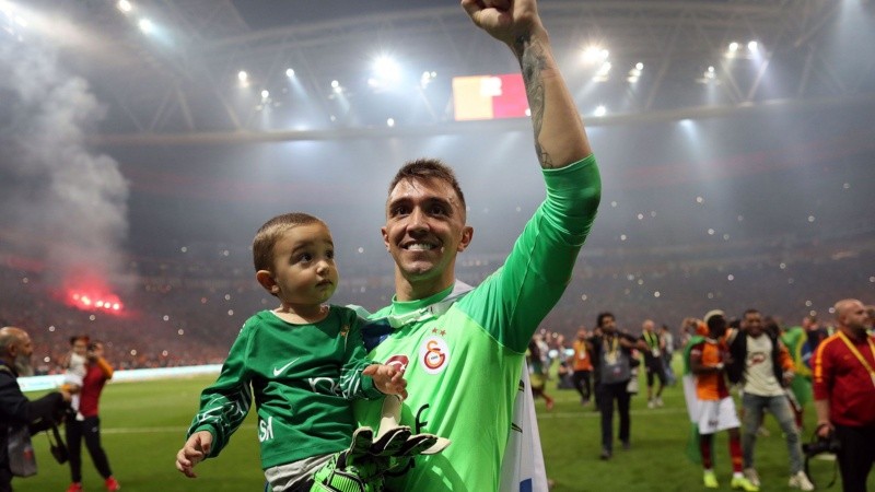 ¿Estudiantes o Peñarol? Se confirmó el próximo club de Fernando Muslera ¿Estudiantes o Peñarol? Se confirmó el próximo club de Fernando Muslera