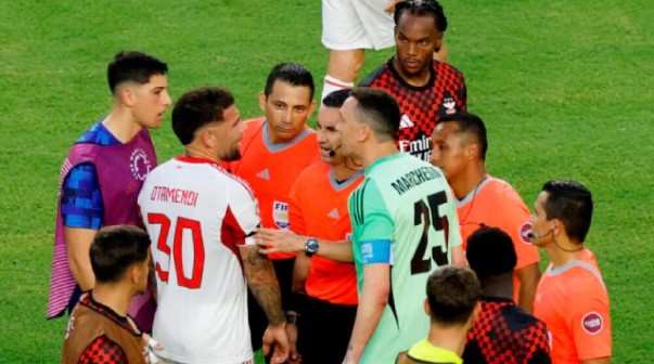Nicolás Otamendi explotó contra Marchesín en Benfica vs. Boca: 