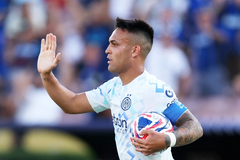 Lautaro Martínez empujó a la red una excelente jugada preparada de pelota parada Lautaro Martínez empujó a la red una excelente jugada preparada de pelota parada