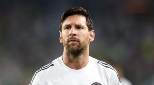 En medio de los rumores por su futuro, Messi se puso la camiseta de otro club