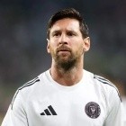 En medio de los rumores por su futuro, Messi se puso la camiseta de otro club