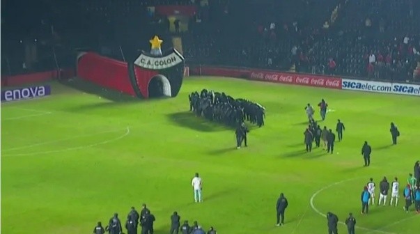 Escándalo total con Colón en su partido por la Primera Nacional