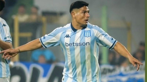 La picante bandera que colgaron los hinchas de Racing contra Maxi Salas: 