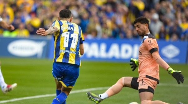 El polémico penal para el gol de Di María en su vuelta a Rosario Central