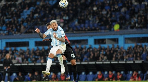 Con la jugada más polémica del año, Racing fue sorprendido por Barracas