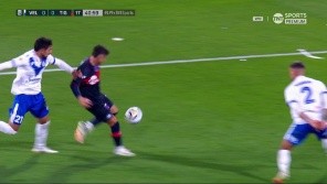 Medina no pudo rematar dentro del área y todo Tigre pidió penal ante Vélez cuando el árbitro no dio lugar al reclamo.