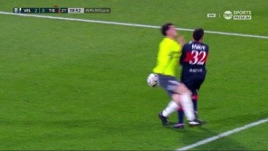 Marchiori cometió penal por un error defensivo y Tigre tiene la chance de descontar ante Vélez.