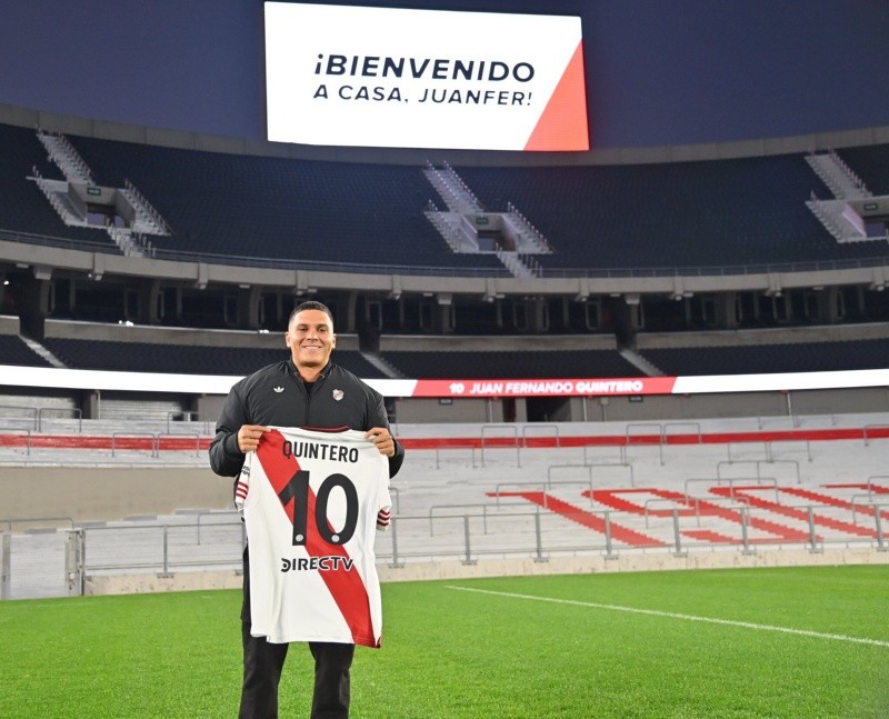 River presentó a Juanfer Quintero 