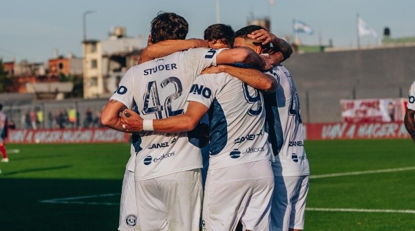 Independiente Rivadavia goleó a Barracas Central por 3-0