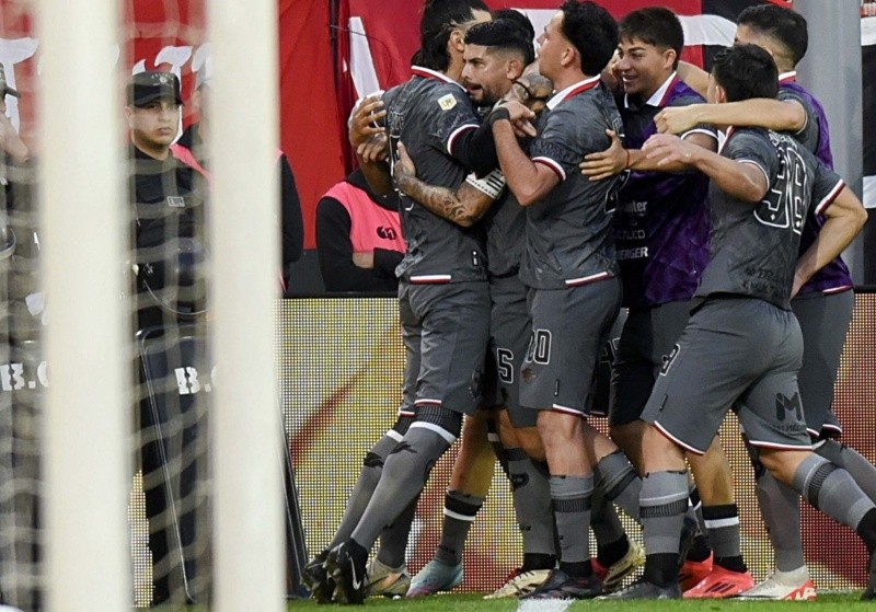 Éver Banega se encargó de un tiro libre desde la boca del área que, con un ligero desvío en la barrrera, devolvió las paridades al resultado. Éver Banega se encargó de un tiro libre desde la boca del área que, con un ligero desvío en la barrrera, devolvió las paridades al resultado.