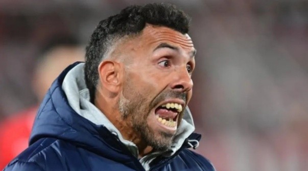 Tras el pasacalle, la bandera que los hinchas de Independiente colgaron para Tevez