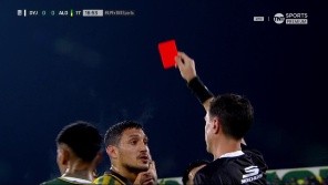 El árbitro revisó el VAR por la fuerte patada de Cabral y se fue expulsado en Aldosivi.