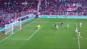 El ex Boca definió mano a mano ante el arquero pero se perdió la apertura del marcador en Santa Fe.