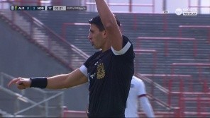 El ex Boca puso el 1-0 para Newell's pero fue anulado por fuera de juego previo.