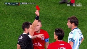 El volante le entró muy feo a Juan Nardoni y vio la roja por vía del VAR