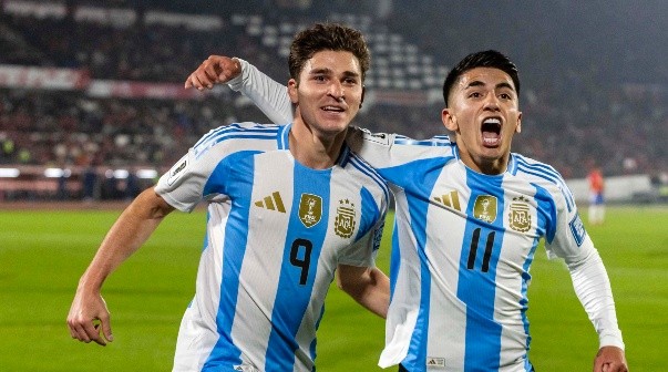 Futbol, Chile vs Argentina.
Eliminatorias al mundial de la Fifa 2026.
El jugador de la seleccion argentina Julian Alvarez, izquierda, celebra con sus companeros tras marcar un gol contra Chile durante un partido clasificatorio al mundial de 2026 disputado en el estadio Nacional de Santiago, Chile.
05/06/2025
Cristian Soto/Photosport
Football, Chile vs Argentina.
2026 FIfa World Cup qualifiers.
Argentina’s player Julian Alvarez, left, celebrates with teammates after scoring against Chile during a 2026 Fifa World Cup qualifier match at the National stadium in Santiago, Chile.
05/06/2025
Cristian Soto/Photosport