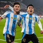 Futbol, Chile vs Argentina.
Eliminatorias al mundial de la Fifa 2026.
El jugador de la seleccion argentina Julian Alvarez, izquierda, celebra con sus companeros tras marcar un gol contra Chile durante un partido clasificatorio al mundial de 2026 disputado en el estadio Nacional de Santiago, Chile.
05/06/2025
Cristian Soto/Photosport
Football, Chile vs Argentina.
2026 FIfa World Cup qualifiers.
Argentina’s player Julian Alvarez, left, celebrates with teammates after scoring against Chile during a 2026 Fifa World Cup qualifier match at the National stadium in Santiago, Chile.
05/06/2025
Cristian Soto/Photosport