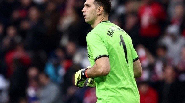 Se confirmó el motivo que hizo que se cayera el pase del Dibu Martínez al Manchester United